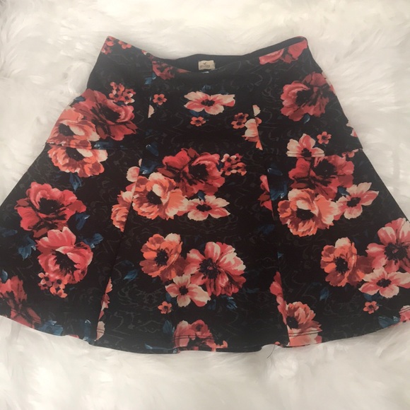 😍HOLLISTER Mini Skirt with multi colored floral🔥 - Picture 3 of 5
